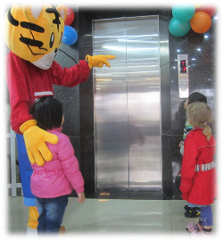 trẻ con sợ đi thang máy phải làm sao ?